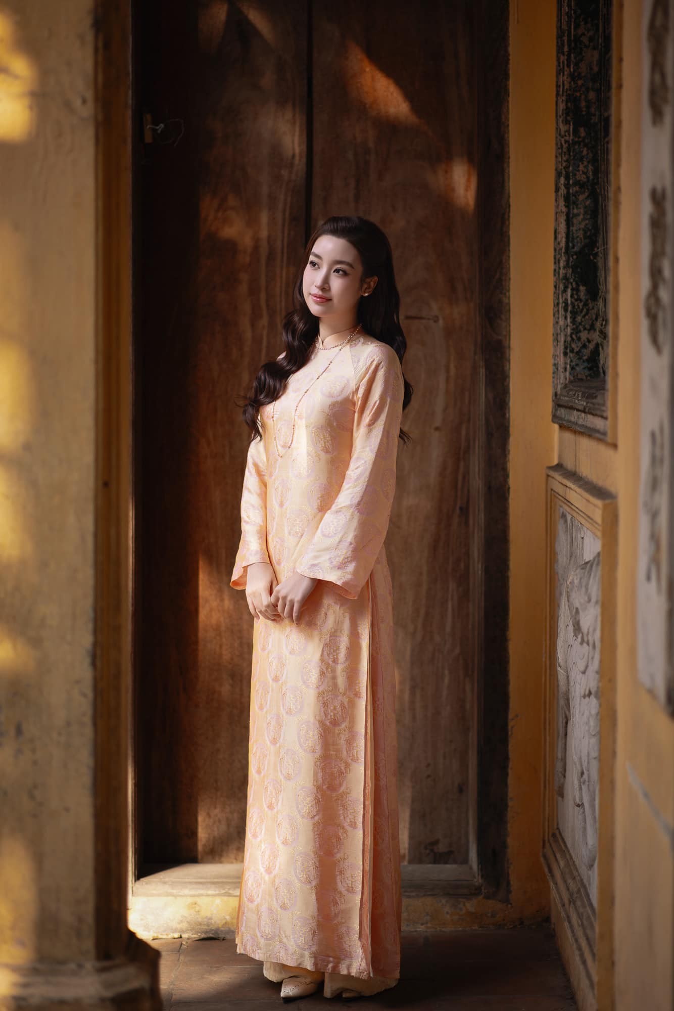 Đỗ Mỹ Linh đằm thắm trong các thiết kế áo dài họa tiết, tông màu hồng dịu dàng.