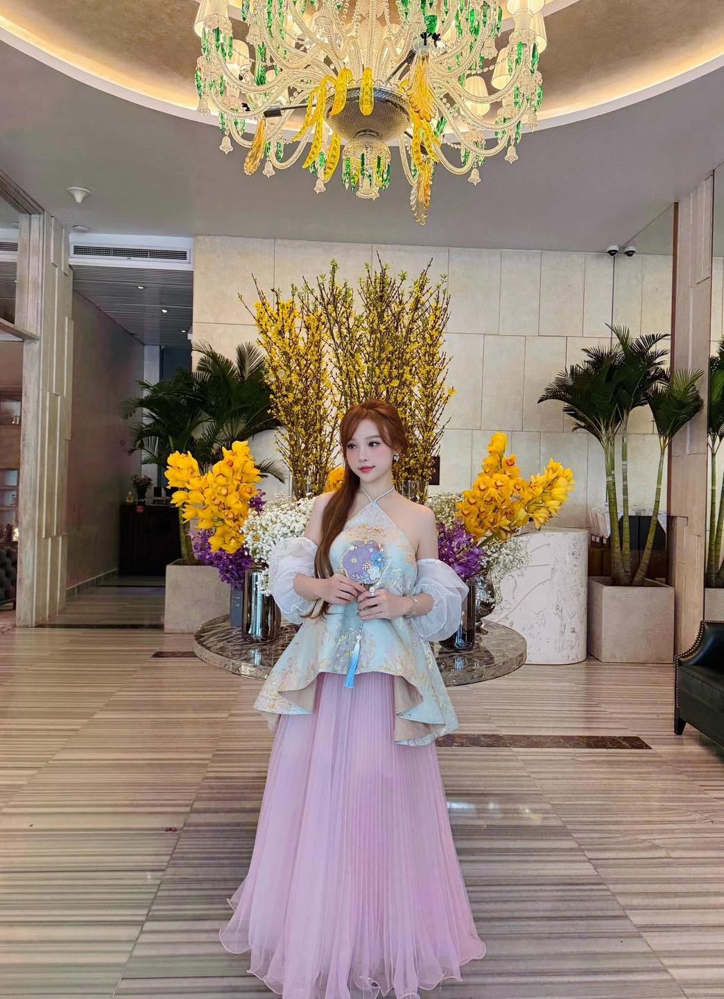 Chị đẹp Huyền Baby khoe nhan sắc trẻ trung ngày Tết. Nàng dâu hào môn diện áo yếm cùng chân váy bồng bềnh màu sắc ngọt ngào.