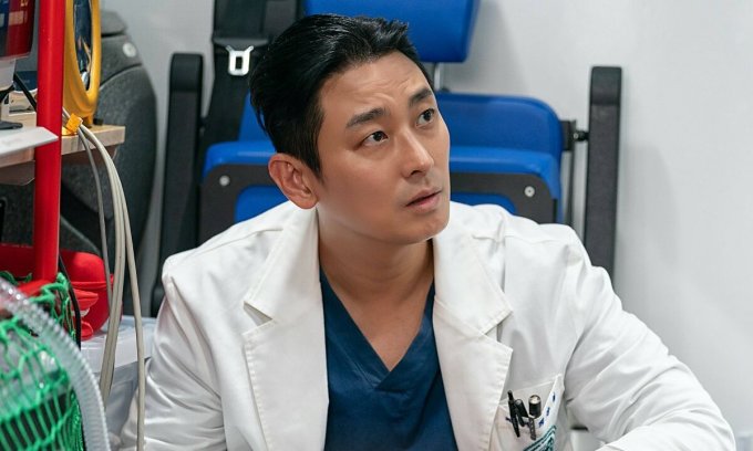 Joo Ji Hoon trong phim The Trauma Code: Heroes on Call. Ảnh: Netflix