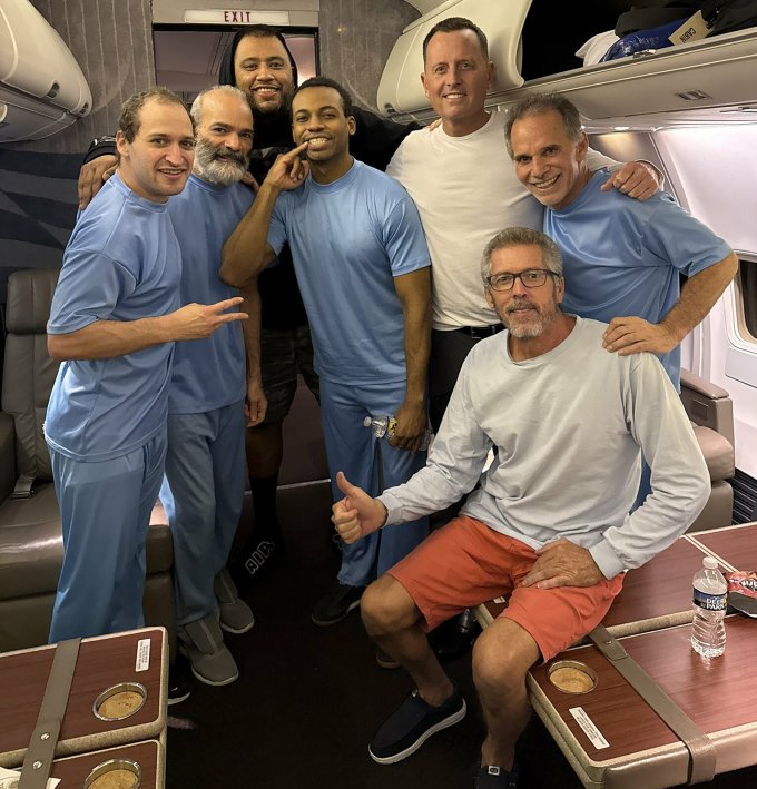 Đặc phái viên Richard Grenell (áo trắng, đứng) cùng 6 công dân Mỹ được Venezuela thả,X/Richard Grenell trên chuyến bay ngày 31/1. Ảnh: X/Richard Grenell