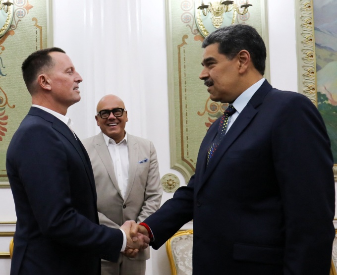 Tổng thống Venezuela Nicolas Maduro (phải) và phái viên của Tổng thống Mỹ, Richard Grenell, gặp nhau tại Caracas ngày 31/1. Ảnh: Reuters