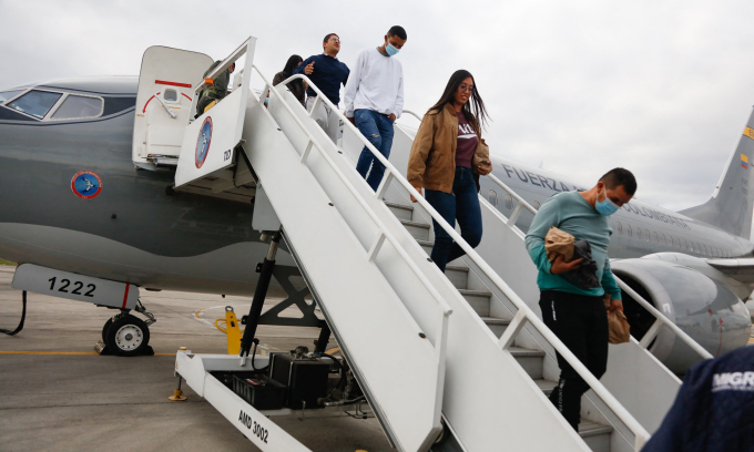 Người di cư Colombia bị Mỹ trục xuất đến Bogota hôm 28/1. Ảnh: AFP