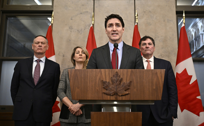 Thủ tướng Canada Justine Trudeau (giữa) thông báo lệnh áp thuế trả đũa Mỹ vào ngày 1/2 tại Ottawa. Ảnh: AP