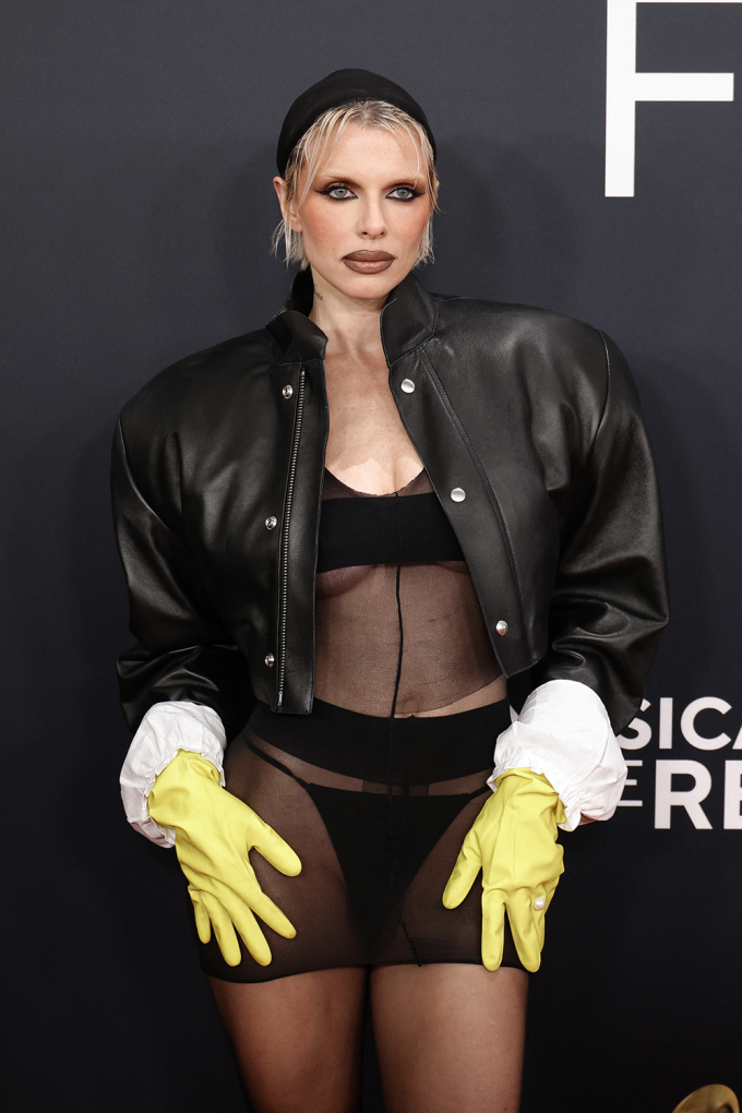 Julia Fox đeo găng tay rửa bát lên thảm đỏ Grammy 2025. Ảnh: AFP