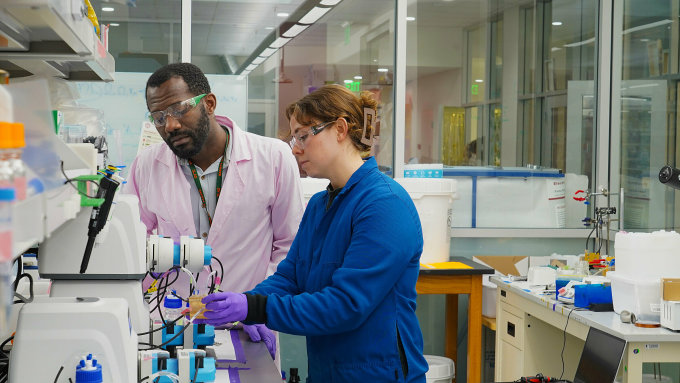 Phó giáo sư William Tarpeh và nghiên cứu sinh Samantha Bunke của đại học Stanford đang làm việc tại phòng thí nghiệm Tarpeh. Ảnh: Viện Năng lượng Precourt