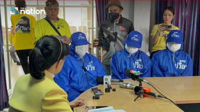 Ba nữ nạn nhân (áo xanh) trong cuộc họp báo ngày 3/3 ở Thái Lan. Ảnh: Nation