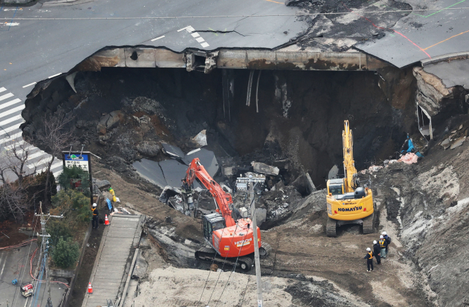 Hố tử thần ở thành phố Yashio, tỉnh Saitama, Nhật Bản ngày 2/2. Ảnh: AFP