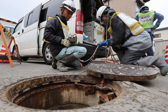 Nhân viên Sở Thoát nước chính quyền đô thị Tokyo kiểm tra một cống nước bị hư hại do động đất ở thành phố Wajima, tỉnh Ishikawa tháng 2/2024. Ảnh: AFP