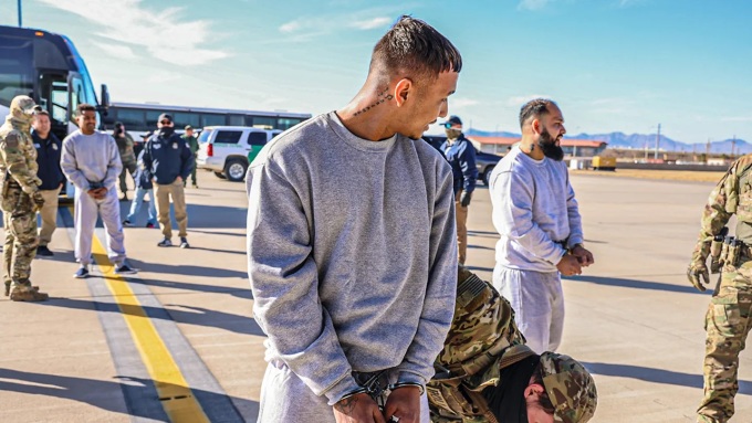 Người nhập cư bất hợp pháp thuộc diện mối đe dọa cao bị khám xét trước khi lên máy bay đến Guantanamo. Ảnh: Bộ An ninh Nội địa Mỹ