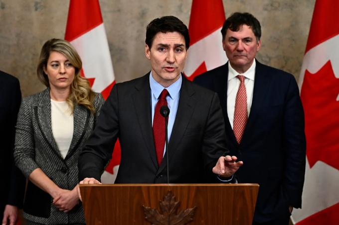 Thủ tướng Canada Justin Trudeau, Ngoại trưởng Melanie Joly (trái) và Bộ trưởng Tài chính Dominic LeBlanc tại Ottawa hôm 1/2. Ảnh: AP