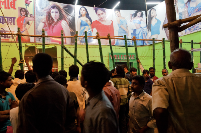 Đàn ông Ấn Độ xem lễ hội Sonepur Mela, bang Patna, Ấn Độ. Ảnh: Azerbaycan24