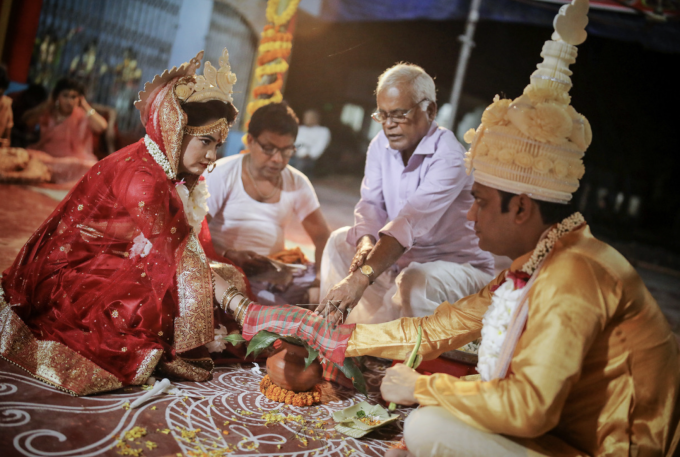 Vợ chồng trong lễ cưới truyền thống Hindu. Ảnh: Azerbaycan24