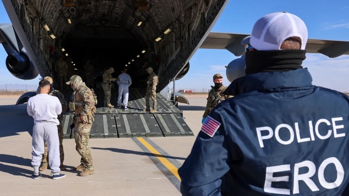 Máy bay quân sự C-17 tại căn cứ Fort Bliss chuẩn bị đưa người nhập cư bất hợp pháp đến Guantanamo vào ngày 4/2. Ảnh: Bộ An ninh Nội địa Mỹ