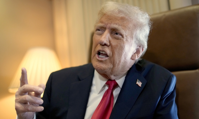 Tổng thống Mỹ Donald Trump trên Không Lực Một tới New Orleans ngày 9/2. Ảnh: AP