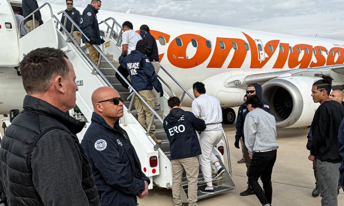 Người di cư bất hợp pháp được giới chức Mỹ đưa lên máy bay Conviasa về Venezuela hôm 10/2. Ảnh: Nhà Trắng