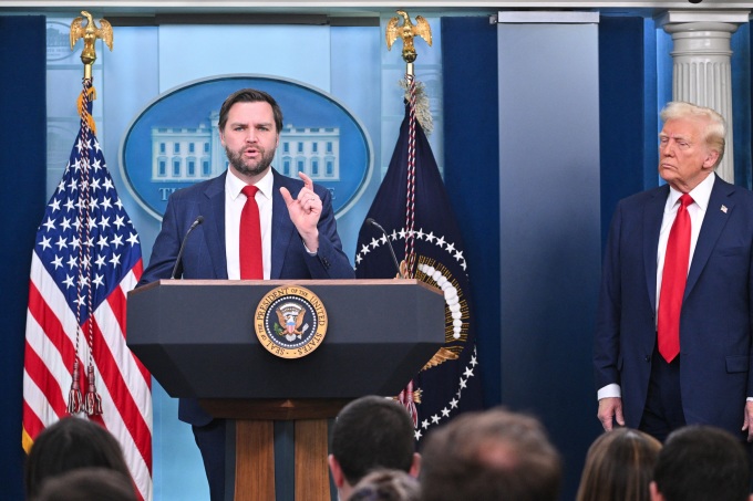 Tổng thống Mỹ Donald Trump (phải) và Phó tổng thống JD Vance tại cuộc họp báo ở Nhà Trắng ngày 30/1. Ảnh: AFP