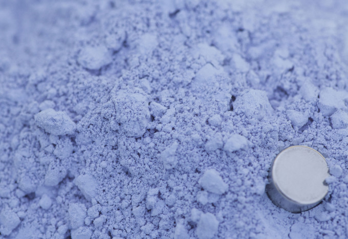 Một loại đất hiếm được sử dụng để sản xuất nam châm tại Frankfurt, Đức hồi năm 2012. Ảnh: AFP