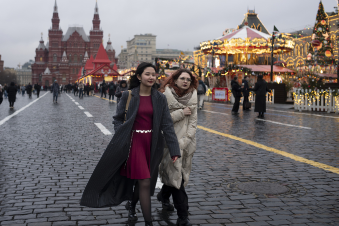 Hai cô gái đi bộ ở Quảng trường Đỏ, Moskva, ngày 29/1. Ảnh: AP