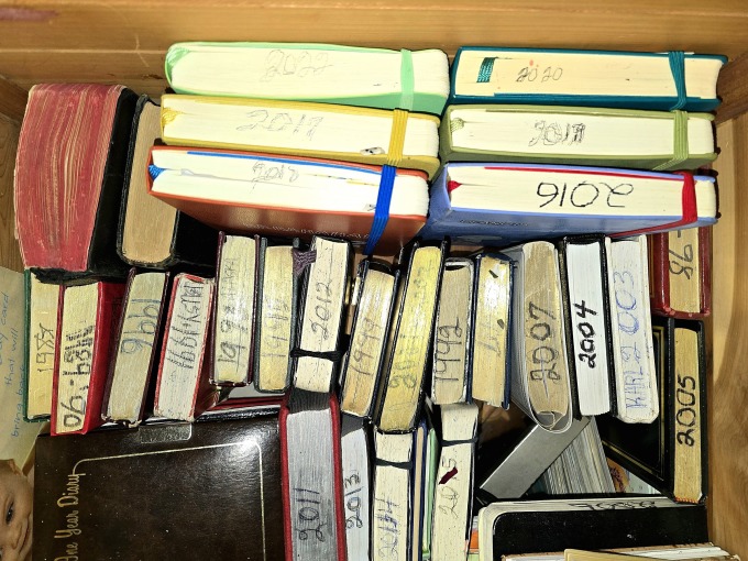 Một phần trong bộ sưu tập nhật ký của cụ bà Riski ở Lakota, Mỹ. Ảnh: WP