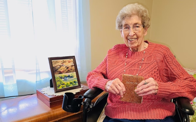 Cụ bà Riski cầm trên tay một quyển nhật ký ở Lakota, Mỹ. Ảnh: WP