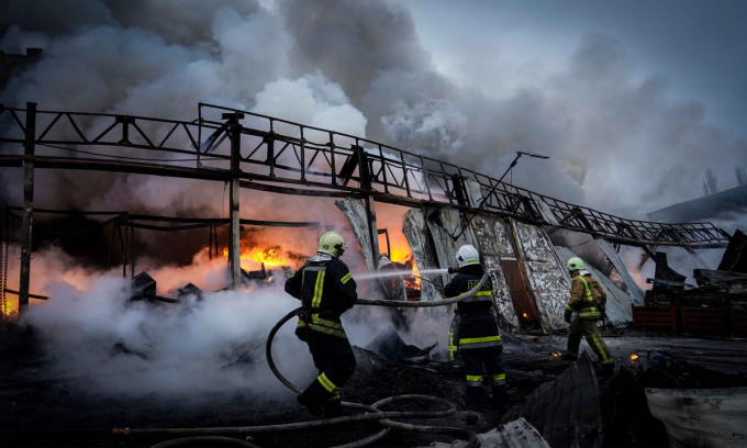 Lính cứu hỏa Ukraine dập tắt đám cháy sau trận tập kích của Nga ngày 7/2. Ảnh: DSNS