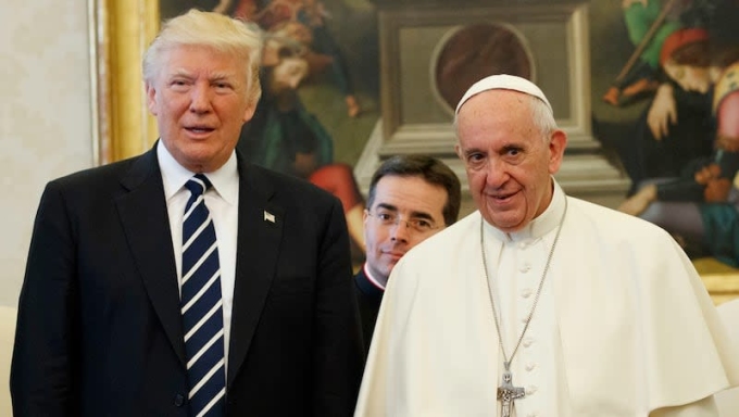 Giáo hoàng Francis (phải) và Tổng thống Mỹ Donald Trump tại Vatican năm 2017. Ảnh: DN
