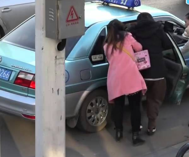 Lý Phương cuống cuồng cùng chồng đến bệnh viện.