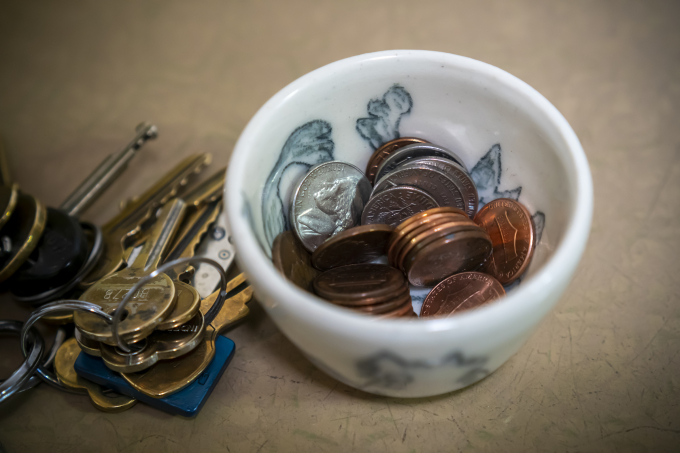 Bát đựng xu lẻ tại một căn hộ ở New York tháng 11/2020. Ảnh: Reuters