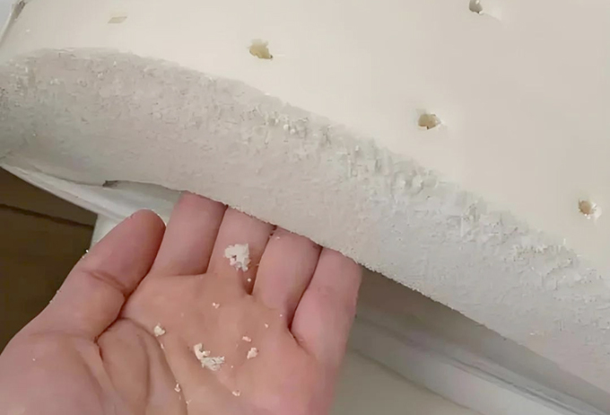 Nệm kém chất lượng chứa các chất độc hại tiềm ẩn nguy cơ ung thư và ảnh hưởng sức khỏe con người. Ảnh: sohu