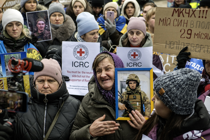 Người thân lính Ukraine mất tích bên ngoài văn phòng Chữ thập đỏ ở Kiev, ngày 7/2. Ảnh: AFP