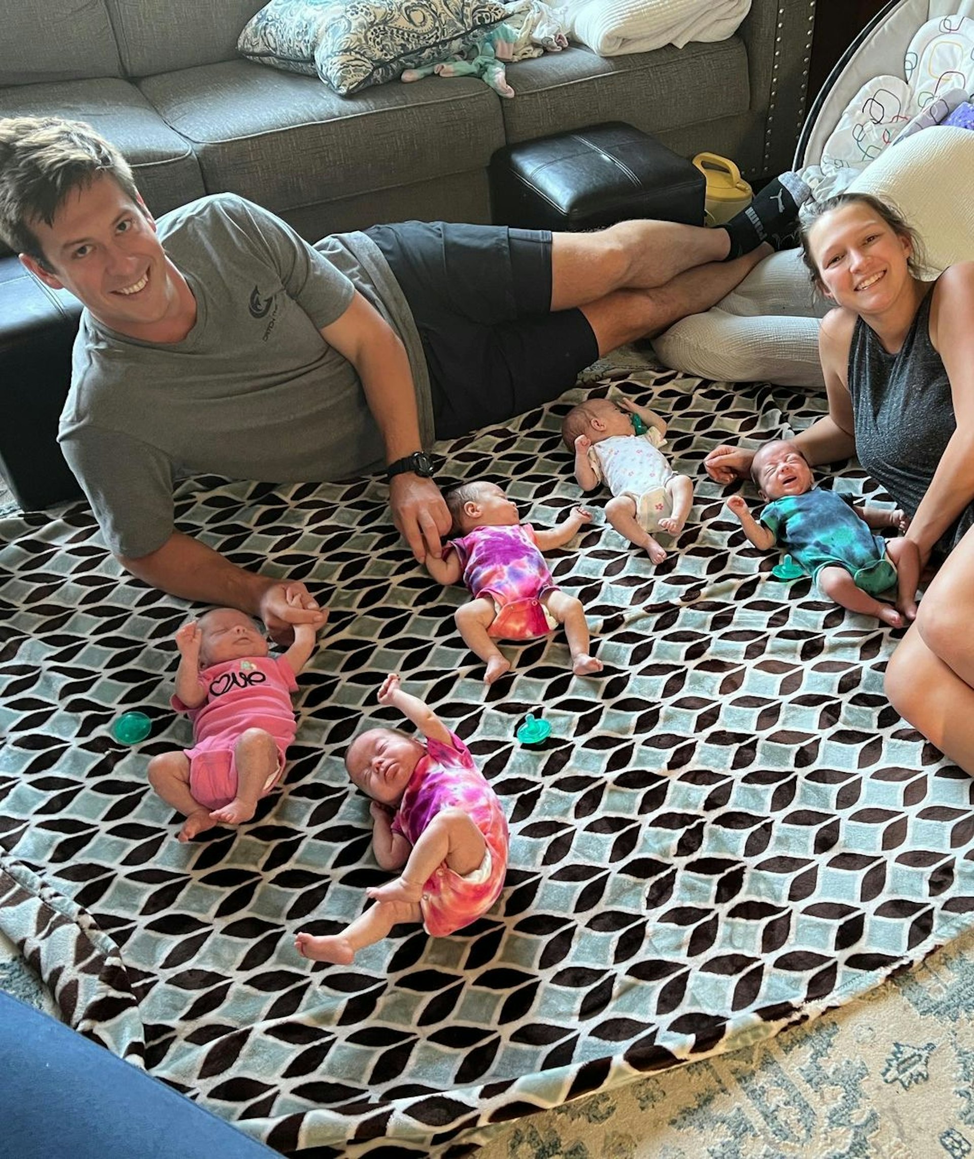 Khoảnh khắc hạnh phúc của gia đình Stephanie và Graham.