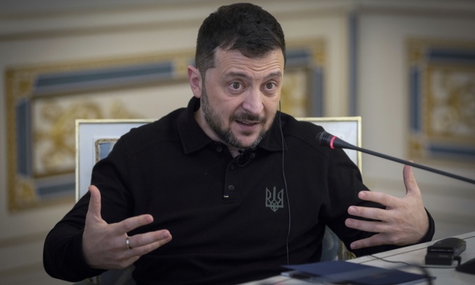 Tổng thống Ukraine Volodymyr Zelensky trong một cuộc phỏng vấn tại Kiev hôm 1/2. Ảnh: AP