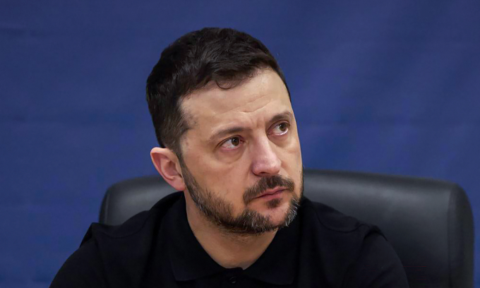 Tổng thống Ukraine Volodymyr Zelensky trong chuyến thăm nhà máy điện hạt nhân Khmelnytsky ở Netishyn hôm 13/2. Ảnh: AFP