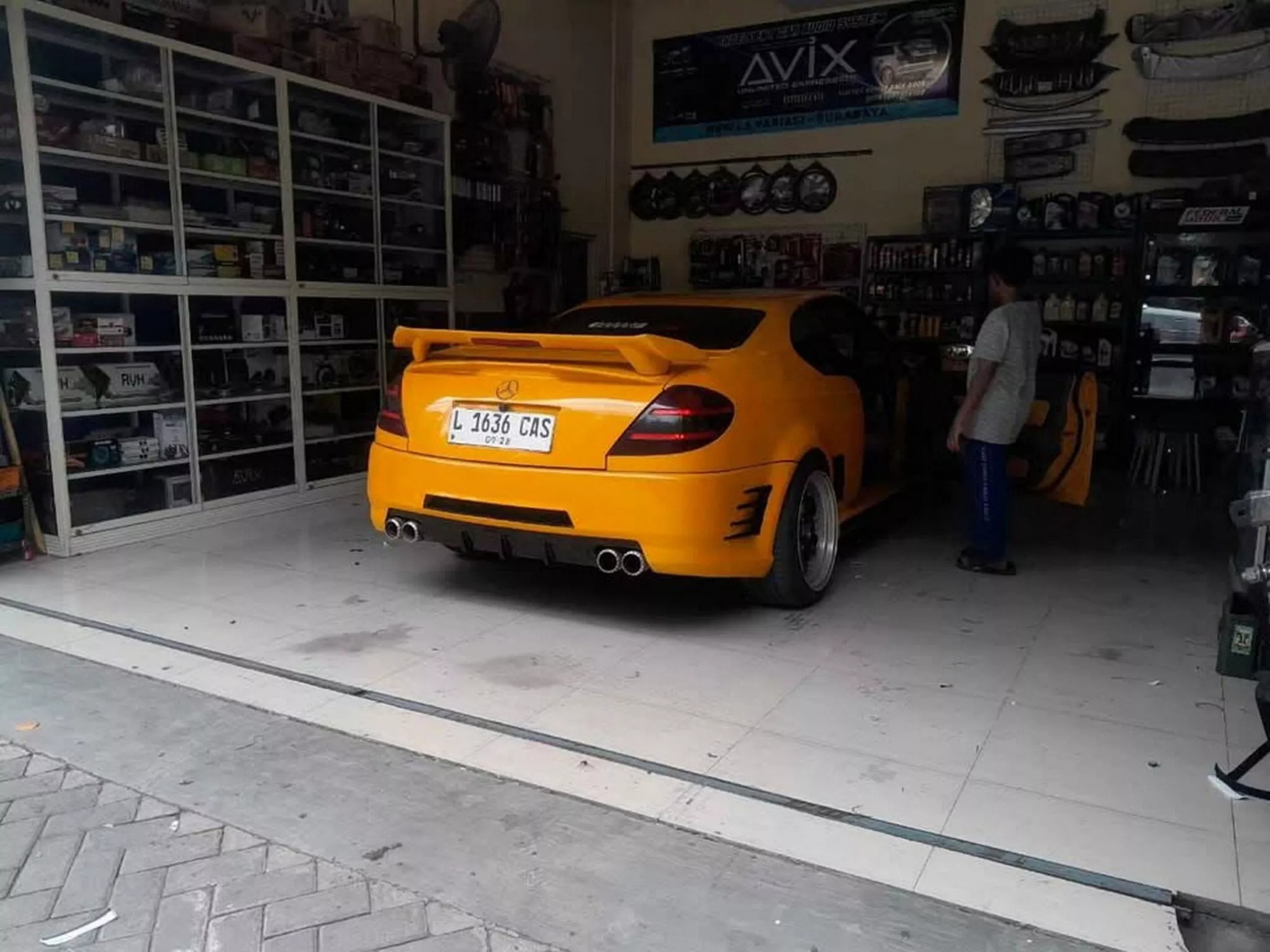 Dân chơi độ Honda Civic đời cũ giống xe thể thao Mercedes: Nhiều chi tiết tự chế, ‘râu ông nọ cắm cằm bà kia’- Ảnh 2.