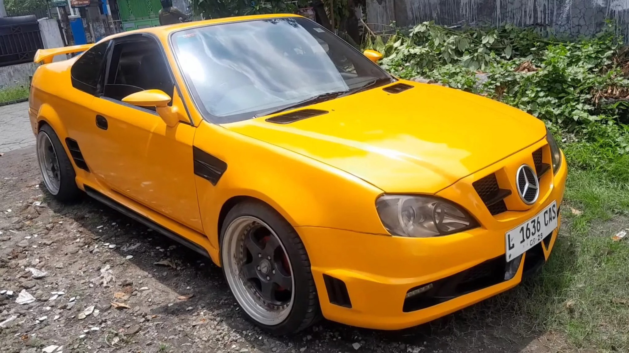 Dân chơi độ Honda Civic đời cũ giống xe thể thao Mercedes: Nhiều chi tiết tự chế, ‘râu ông nọ cắm cằm bà kia’- Ảnh 3.