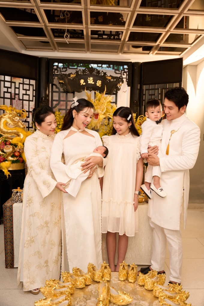 Phương Trinh Jolie và chồng muốn tập trung nuôi dạy ba con nên người.