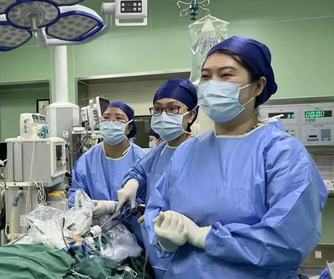 Bác sĩ trong ekip phẫu thuật cho chị Vương.