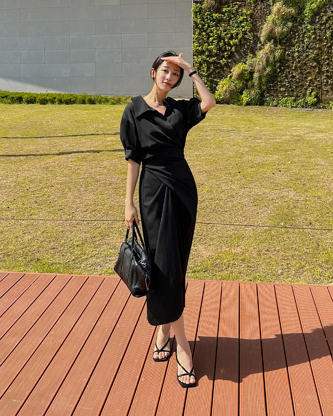 Váy liền có chi tiết nhấn eo giúp tôn dáng, che vòng 2 hiệu quả. Chỉ cần chọn màu trơn, phom gọn là đã có outfit lịch sự, nữ tính cho mọi cuộc gặp đầu năm.