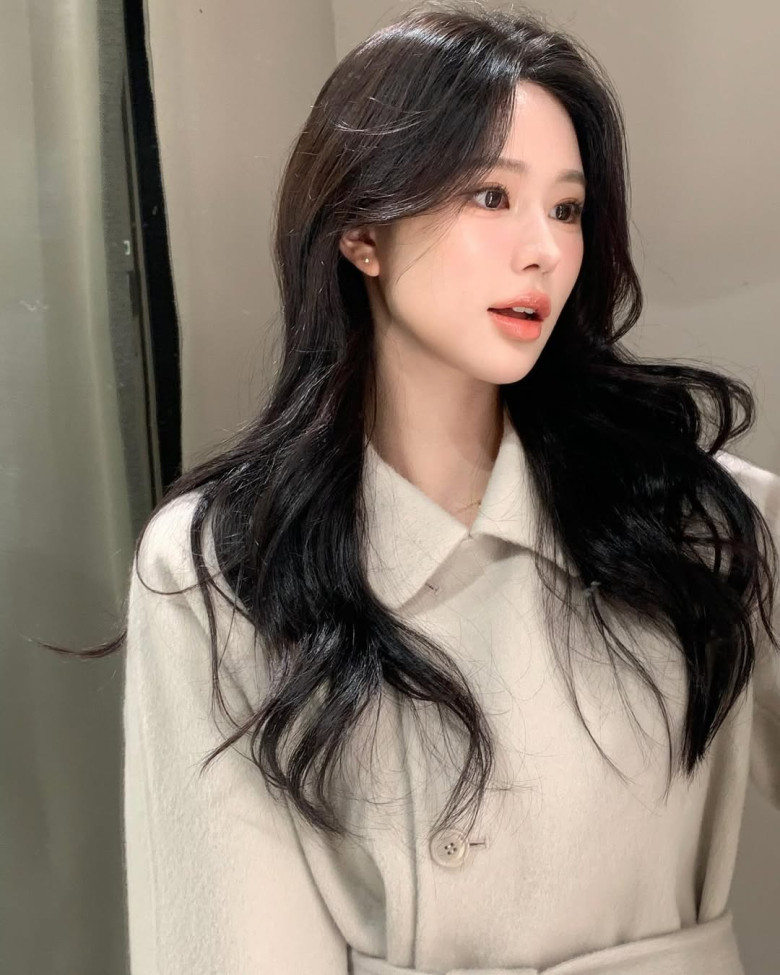 Giá cao không đồng nghĩa với phù hợp. Xác định rõ ngân sách và nhu cầu giúp tránh bị tư vấn thêm dịch vụ không cần thiết, đồng thời hạn chế thất vọng sau khi làm tóc.