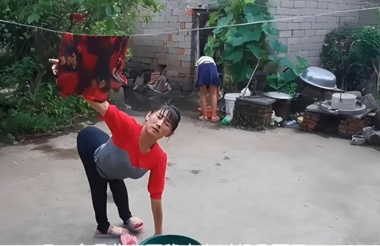 Đổng Minh Anh gặp biến cố từ năm 1 tuổi nên chỉ có thể bò để di chuyển.