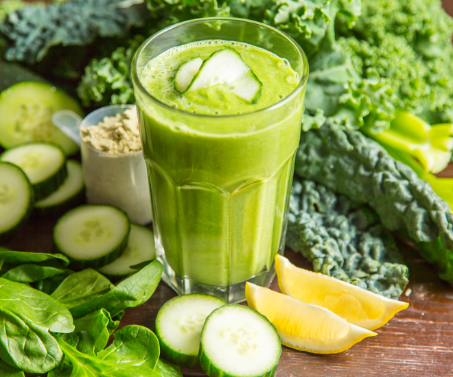 Các loại rau xanh đậm thường rất giàu vitamin A, B, C, E, sắt… và các chất oxy hóa. Những chất này không chỉ tốt cho xương mà còn tái tạo tế bào da, giúp da trở nên mịn màng và làm chậm quá trình lão hóa.