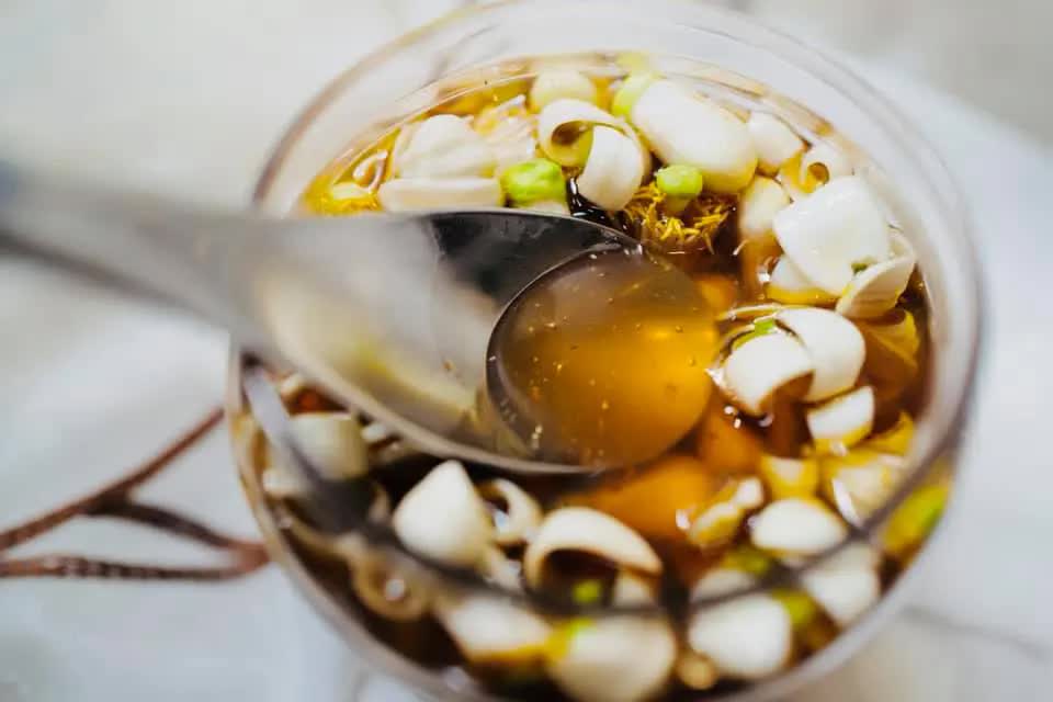 Hoa bưởi ngâm mật ong giúp dưỡng phế, giảm ho, hỗ trợ trị táo bón.