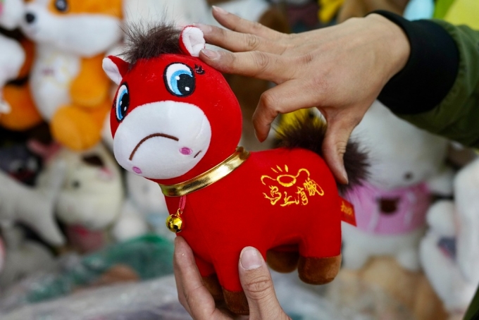 Từ một sản phẩm may lỗi, ngựa khóc bỗng dưng có doanh số tiêu thụ tăng vọt. Ảnh: CGTN