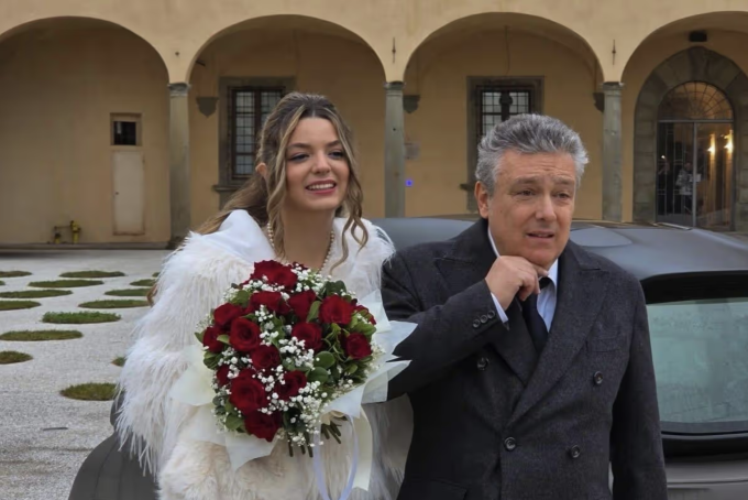 Minea Pagni vừa kết hôn với người thầy cũ hơn 40 tuổi, ông Massimo, cuối tháng 12/2025 tại Italy. Ảnh: Jam Press/@diaryofminea