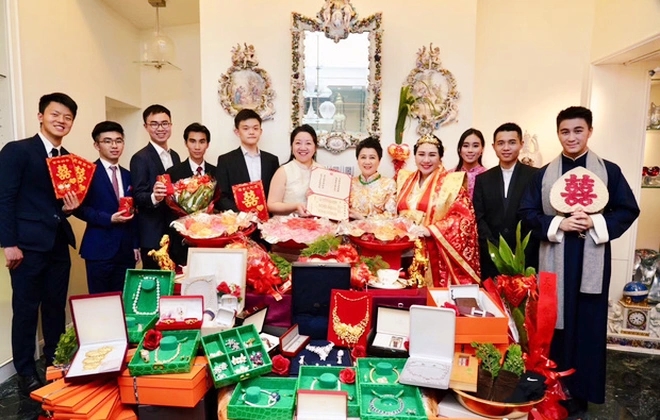 Lúc cưới, cô được gia tộc tặng hồi môn nghìn tỷ nhưng nhà chồng sính lễ kém xa.