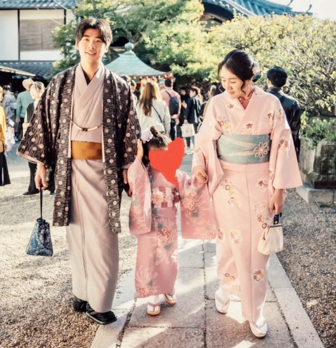 Gia đình hạnh phúc của Hà Siêu Doanh và Tân Kỳ Long khiến cư dân mạng bất ngờ.