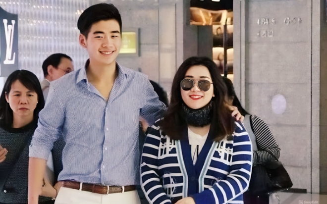 Tân Kỳ Long dù bận học tập vẫn luôn bên vợ.