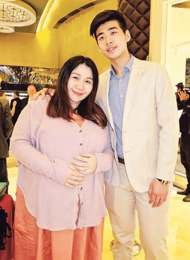 Anh quan tâm đến từng cảm xúc của cô.