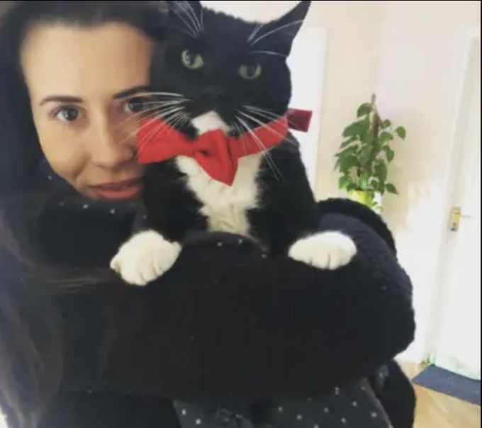 Georgina Welsh nhận trông mèo ở London, Anh. Ảnh: Fortune