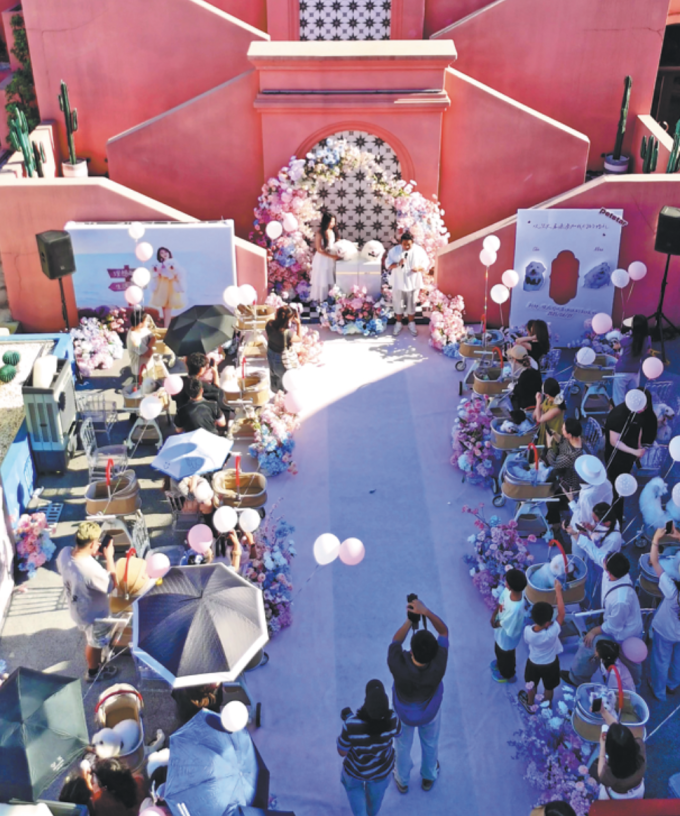 Vợ chồng anh Bai Yu và chị Ju Jie ở Hàng Châu, Trung Quốc tổ chức đám cưới cho hai chú chó của gia đình đầu năm 2026.  Ảnh: China Daily